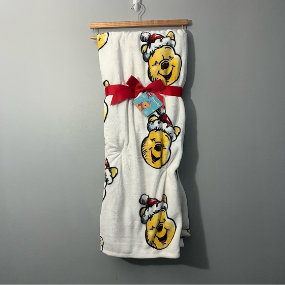 Disney Winnie the Pooh Santa Hat Holiday Christmas Throw Blanket 50 x 70 NWT - Picture 1 of 4